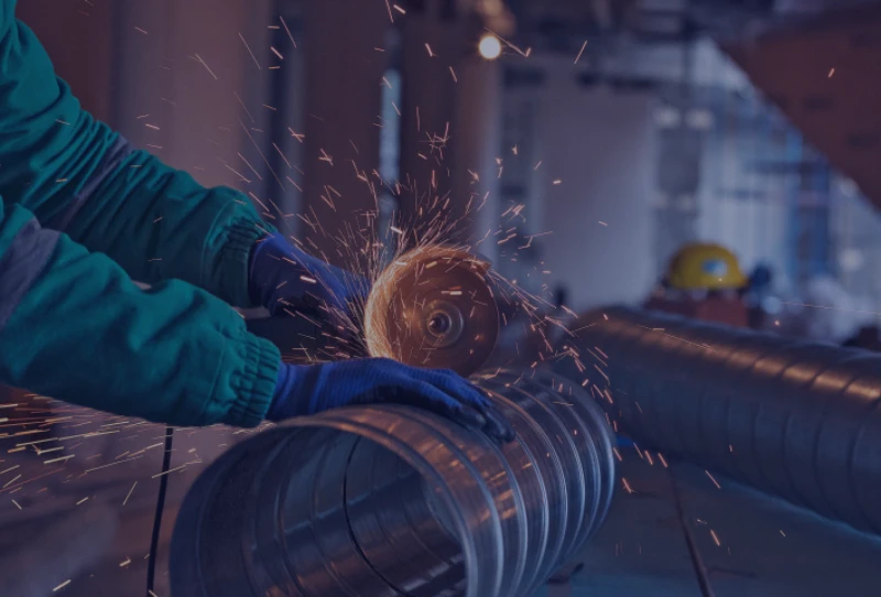 Profissional trabalhando na fabricação de componentes industriais